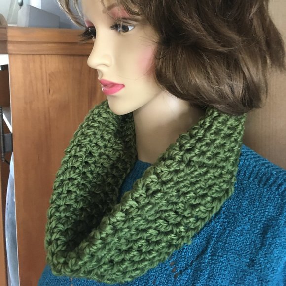 Handmade 100% Polyester, Green Chunky Neck Warmer - Picture 2 of 3